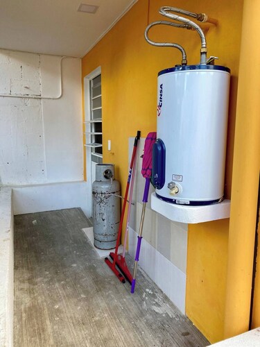 6 min. from the Fair and just around the corner from the Zoo! Hummingbird Corner #4