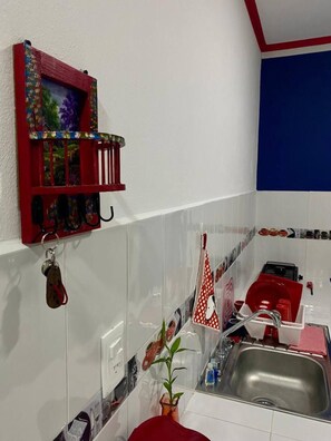 Private kitchen - 6 min. from the Fair and just around the corner from the Zoo! Hummingbird Corner #4 (Tizimin)