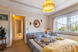 2 bedrooms, iron/ironing board, free WiFi, bed sheets