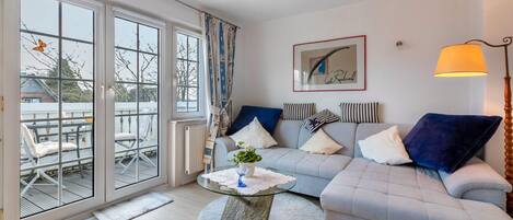 Una televisión, un reproductor estéreo