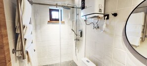 Kamar Double atau Twin Comfort, pemandangan gunung | Kamar mandi | Shower, pengering rambut, sandal, dan handuk