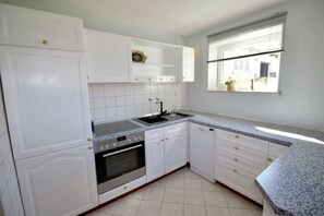 Frigorifero, forno, piano cottura, lavastoviglie