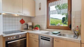 Fridge, oven, stovetop, coffee/tea maker