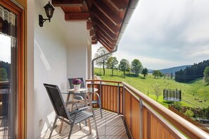 Outdoor dining - Apartment 'Ost' with Shared Terrace, Shared Garden and Balcony (Eisenbach (Hochschwarzwald))