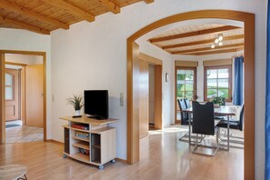 Dining - Apartment 'Ost' with Shared Terrace, Shared Garden and Balcony (Eisenbach (Hochschwarzwald))