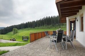 Outdoor dining - Holiday Apartment 'West' with Shared Terrace, Shared Garden and Balcony (Eisenbach (Hochschwarzwald))