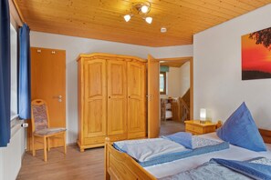 3 bedrooms, bed sheets - Holiday Apartment 'West' with Shared Terrace, Shared Garden and Balcony (Eisenbach (Hochschwarzwald))