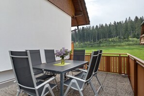 Outdoor dining - Holiday Apartment 'West' with Shared Terrace, Shared Garden and Balcony (Eisenbach (Hochschwarzwald))