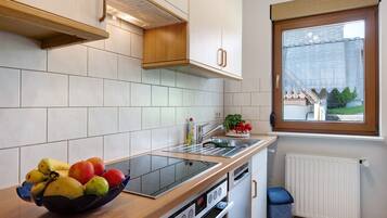 Kühlschrank, Ofen, Herdplatte, Wasserkocher mit Kaffee-/Teezubehör