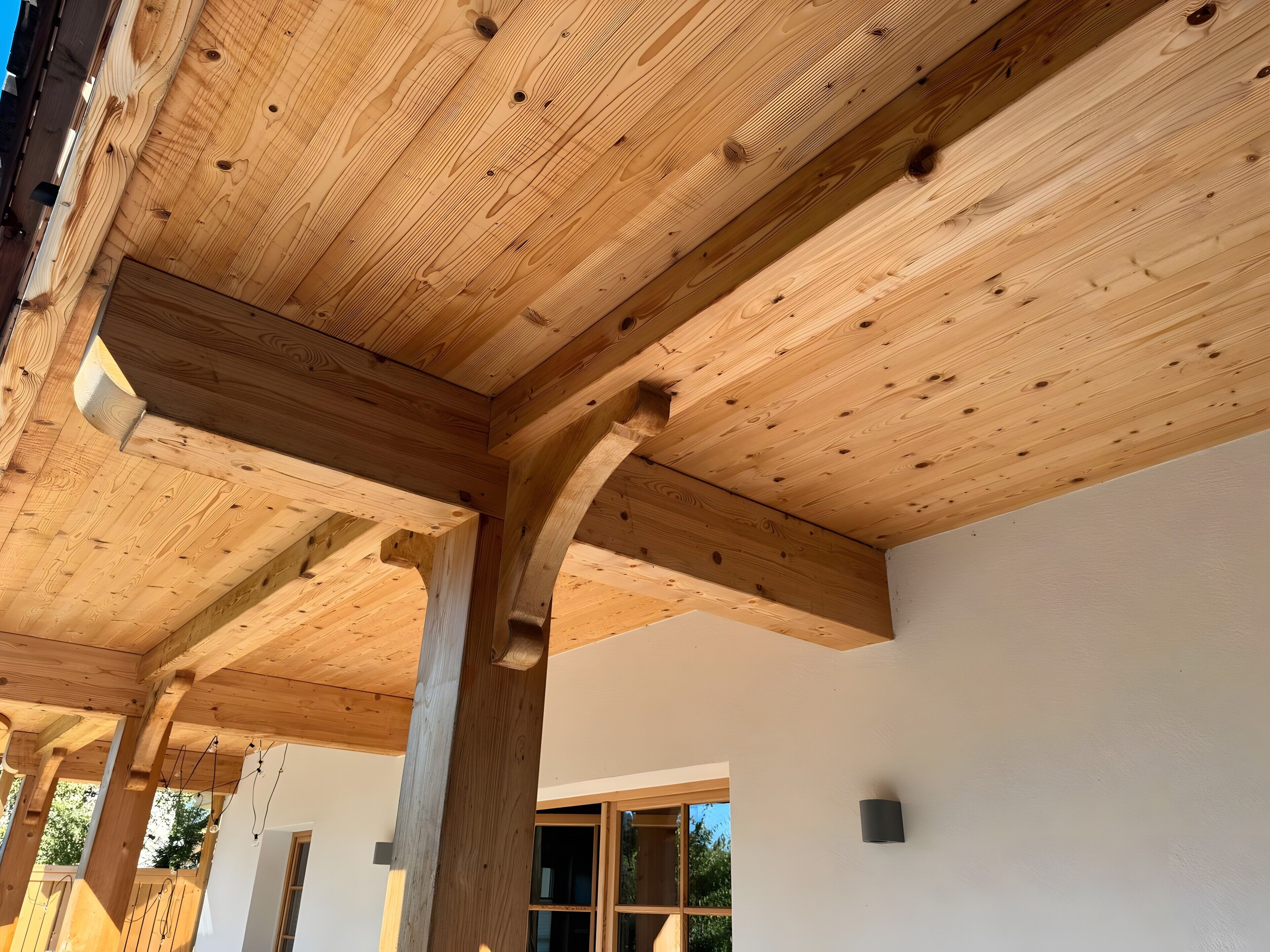 Eine Holzbalkendecke mit Fensterelement.
