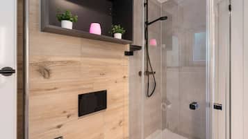 Een douche, een haardroger, handdoeken