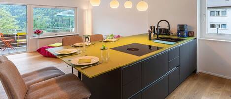 Een koelkast, een oven, een kookplaat, een vaatwasser