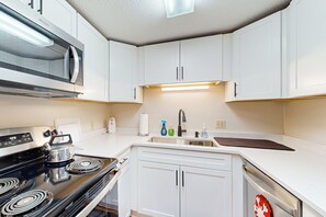 Fridge, microwave, oven, stovetop - Perfect Mountain Retreat with Wifi, Full Kitchen and Fireplace (Sugar Mountain)