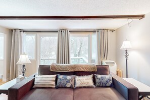 TV, books - Perfect Mountain Retreat with Wifi, Full Kitchen and Fireplace (Sugar Mountain)