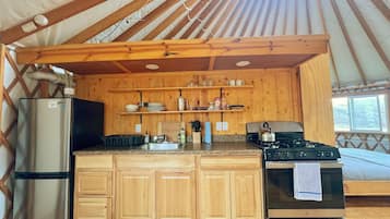 Refrigerador, horno, parrilla de estufa y cafetera y tetera