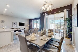 Dining - Spacious townhouse with resort amenities, private heated pool and W/D (Davenport)