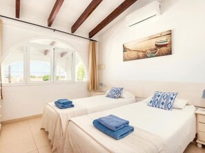 3 makuuhuonetta, silitysrauta/-lauta, internet, vuodevaatteet