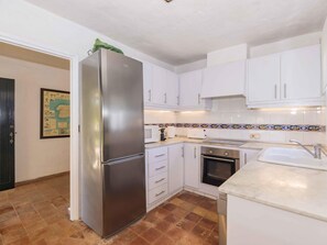 Kühlschrank, Mikrowelle, Ofen, Wasserkocher mit Kaffee-/Teezubehör