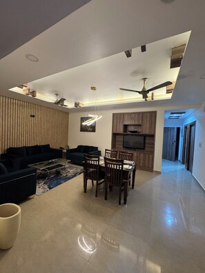 Living area - Luxehome Holiday Homes (Jammu, Jammu & Kashmir)