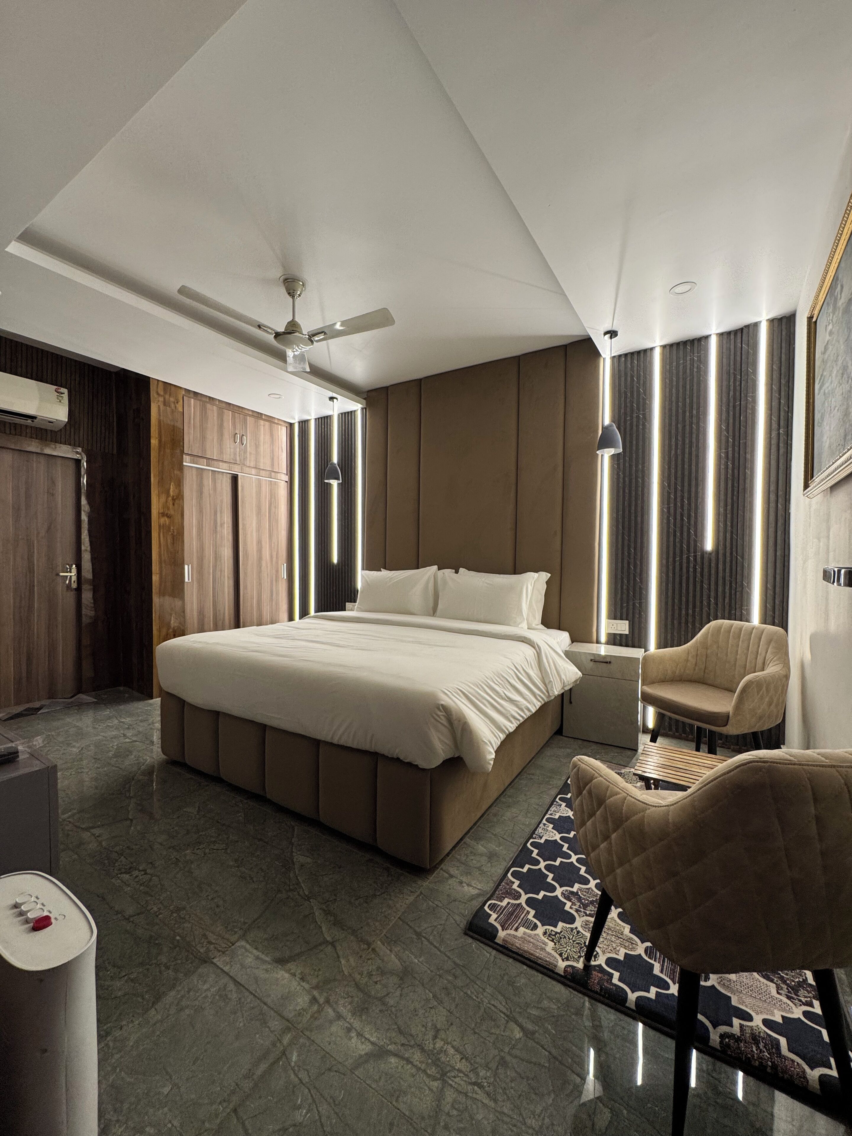 3 habitaciones, tabla de planchar con plancha, wifi y ropa de cama 