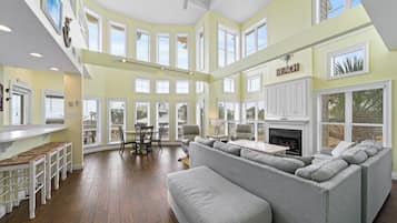 特色獨棟房屋, 6 間臥室, 陽台, 海灘景觀 | 客廳 | 65-吋智慧型電視、有線頻道、壁爐