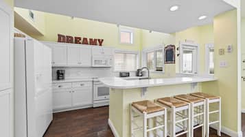 特色獨棟房屋, 6 間臥室, 陽台, 海灘景觀 | 私人廚房 | 電冰箱、微波爐、烤箱、爐台