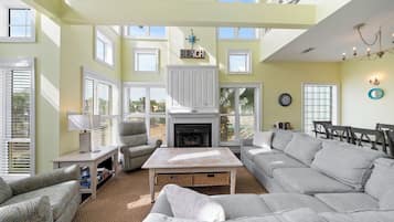 特色獨棟房屋, 6 間臥室, 陽台, 海灘景觀 | 客廳 | 65-吋智慧型電視、有線頻道、壁爐