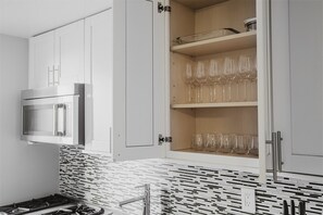 Frigorifero, microonde, forno, piano cottura