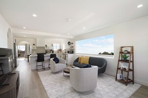 Casa Deluxe, 3 habitaciones, vistas al mar | Zona de estar | Televisión de pantalla plana de 55 pulgadas con canales digitales