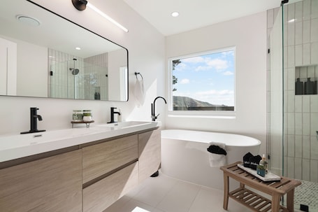 Deluxe House, 3 Bedrooms, Ocean View | Bathroom. Oceanview Sunset View 3BR Luxe Home Yard