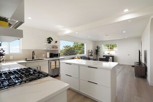 Casa Deluxe, 3 habitaciones, vistas al mar | Cocina privada | Cafetera o tetera y mesa de comedor