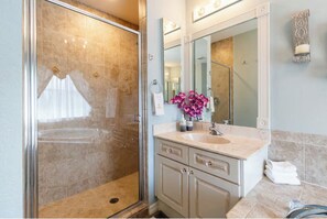 Haartrockner, Handtücher, Seife, Toilettenpapier