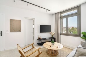 Executive-Suite, Stadtblick | Wohnbereich | 40-Zoll-Smart-TV mit Satellitenempfang, Netflix, Streaming-Dienste