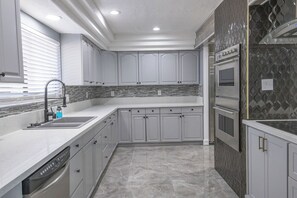 冷蔵庫、電子レンジ、オーブン、コンロ