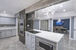 冷蔵庫、電子レンジ、オーブン、コンロ