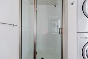 Een haardroger, handdoeken