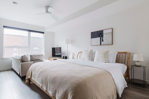 Een strijkplank/strijkijzer, wifi, beddengoed