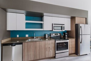 Een koelkast, een magnetron, een oven, een vaatwasser