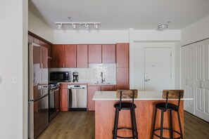 Réfrigérateur, four à micro-ondes, un four, lave-vaisselle