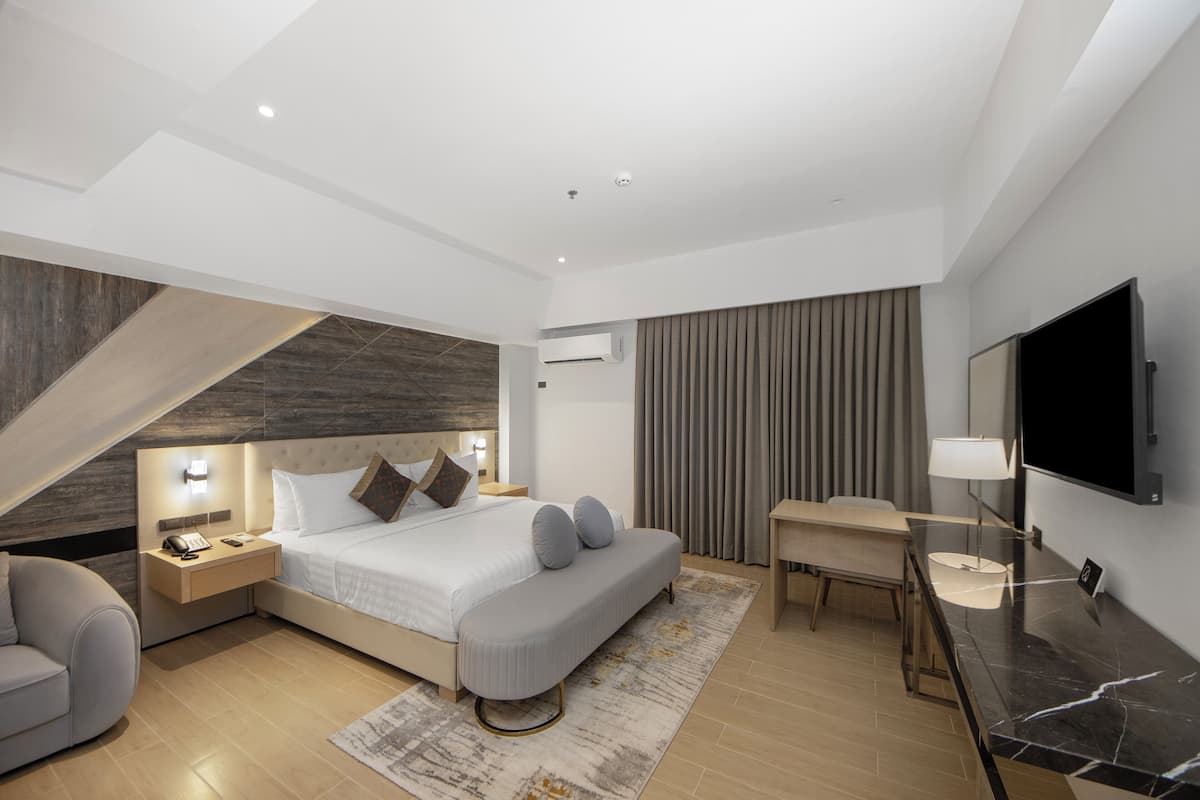 GEO SUITE ( King bed ) | Iron/ironing board, free WiFi
