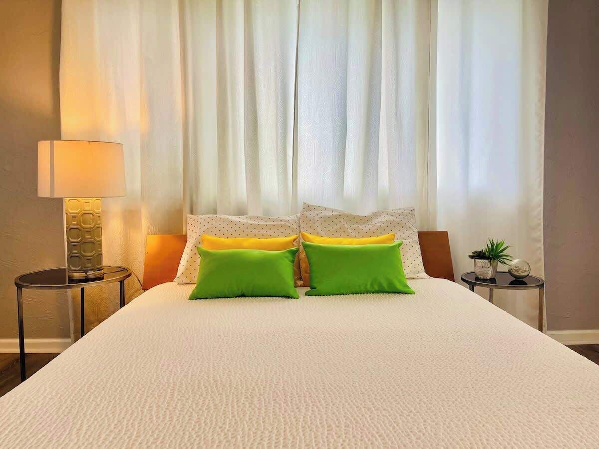 Iron/ironing board, WiFi, bed sheets