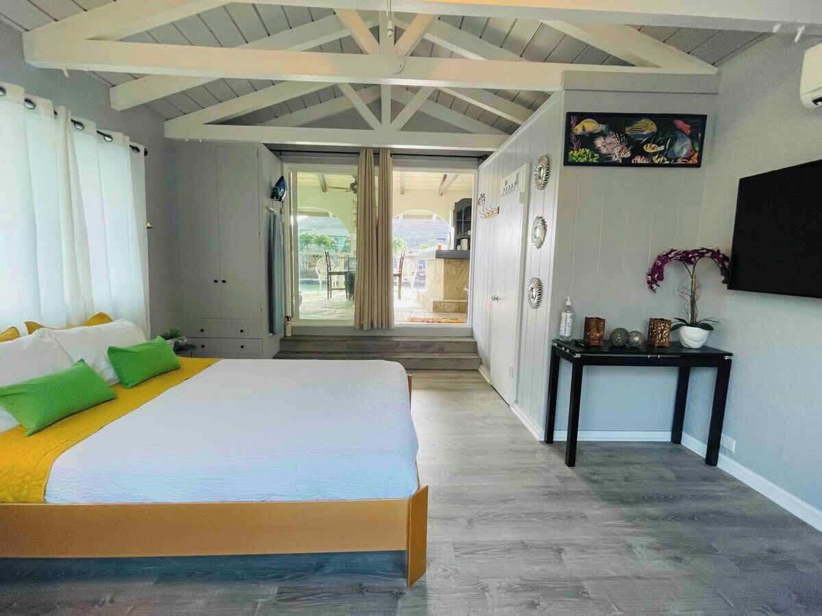 Tabla de planchar con plancha, wifi y ropa de cama 