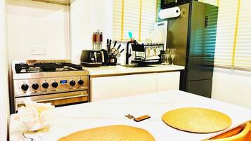 Réfrigérateur, micro-ondes, four, plaque de cuisson