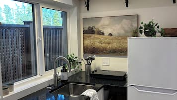 Réfrigérateur, micro-ondes, cafetiÚre/bouilloire, bouilloire électrique