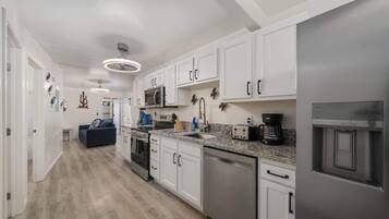 Køleskab, mikrobølgeovn, ovn, kogeplade