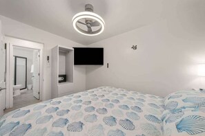 3 bedrooms, desk, iron/ironing board, travel cot