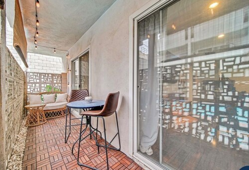 Cozy 1-bedroom condo with WiFi, AC in charming Los Angeles