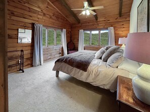 5 bedrooms, iron/ironing board, WiFi, bed sheets