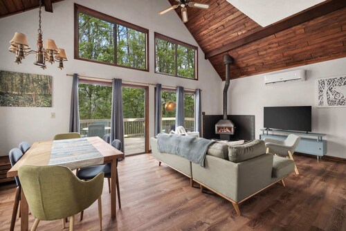 Grill, Fire Pit, WiFi, Deck, Hammock, Games & Dogs