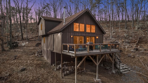 Grill, Fire Pit, WiFi, Deck, Hammock, Games & Dogs